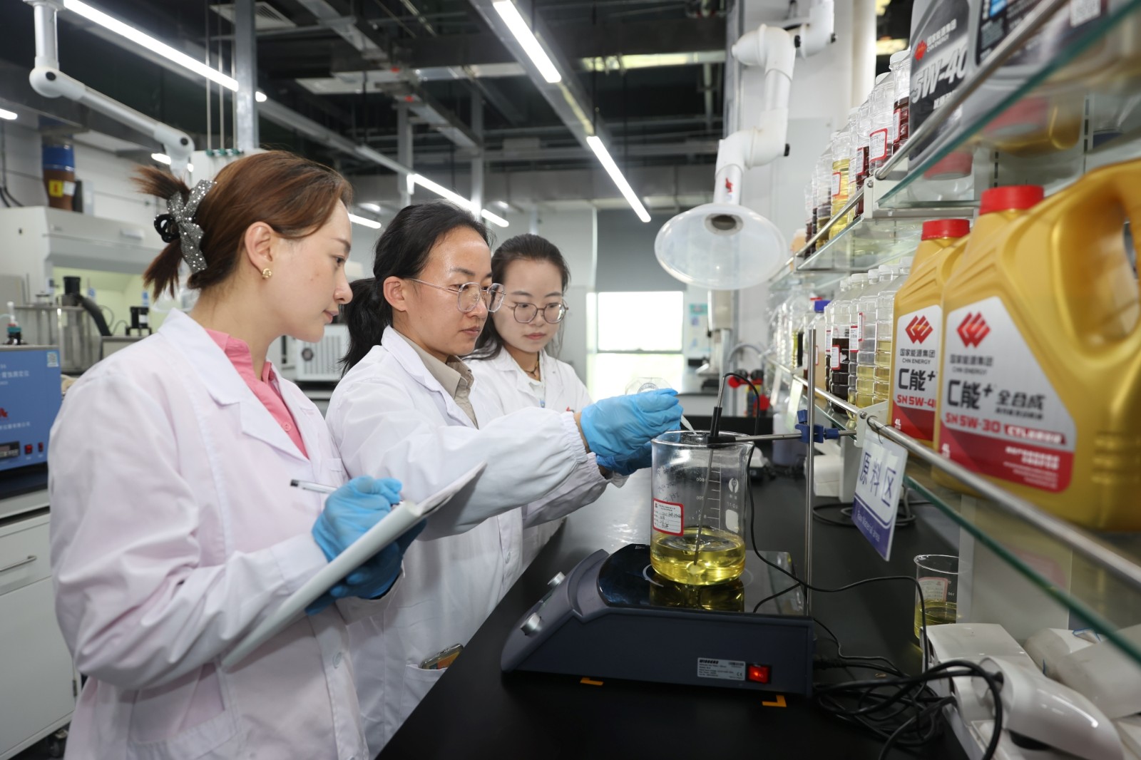 为加速青工成长、夯实人才梯队，宁夏煤业煤炭化学工业技术研究院充分发挥技术骨干“传帮带”作用，通过“一对一”靶向辅导、“一对多”经验分享，持续提升青工专业技能水平。图为9月18日，油品研发技术骨干（中）为青工讲解油品合成相关技术。 郝 华