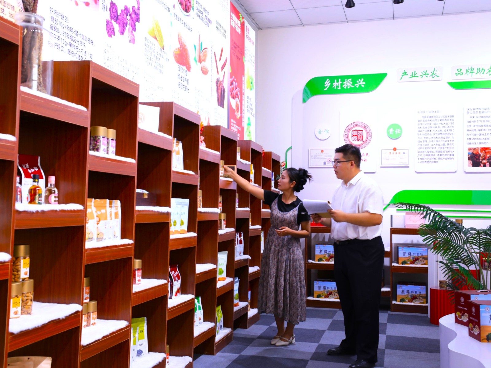图为在新疆能源帮扶建设的于田县阿热勒乡风兮果园合作社，驻村工作队队员与合作社工作人员盘点产品出库情况。姚煜峰摄