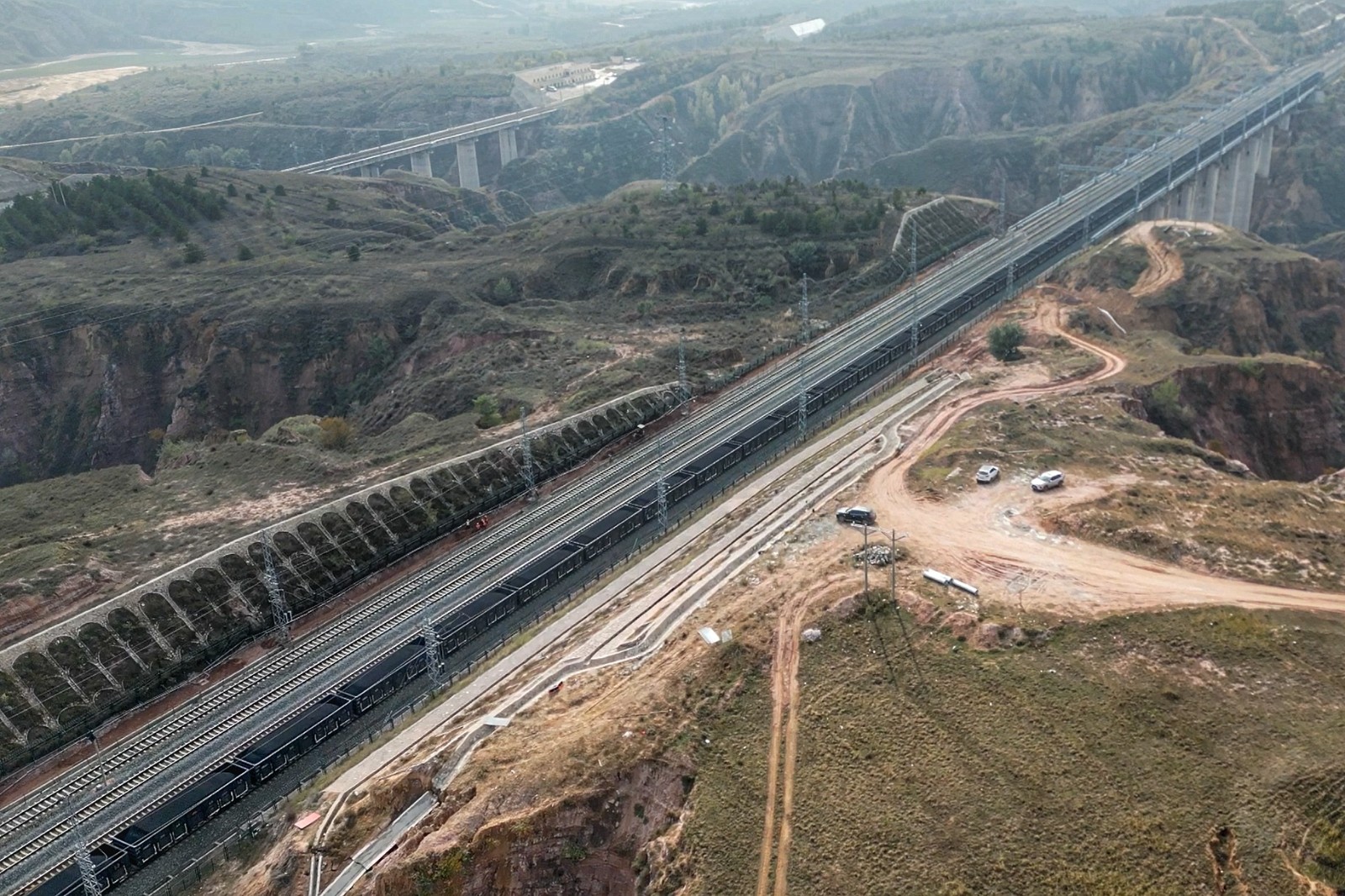 图为暖水站至纳林川站间的铁路线路 图为暖水站至纳林川站间的铁路线路