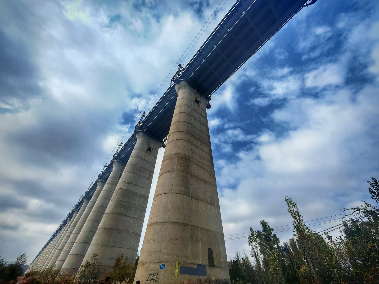 图为纳林川特大铁路桥 图为纳林川特大铁路桥