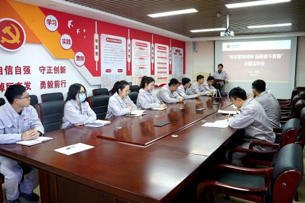 图为全国最美志愿者陈奇峰开展传承雷锋精神宣讲 图为全国最美志愿者陈奇峰开展传承雷锋精神宣讲