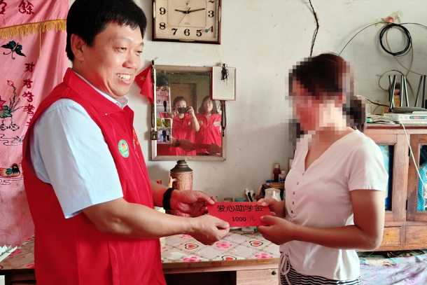 图为陈奇峰给受资助孩子送去爱心助学金 图为陈奇峰给受资助孩子送去爱心助学金