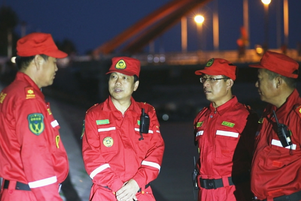图为陈奇峰和春晖救援队员研究出险救助方案 图为陈奇峰和春晖救援队员研究出险救助方案
