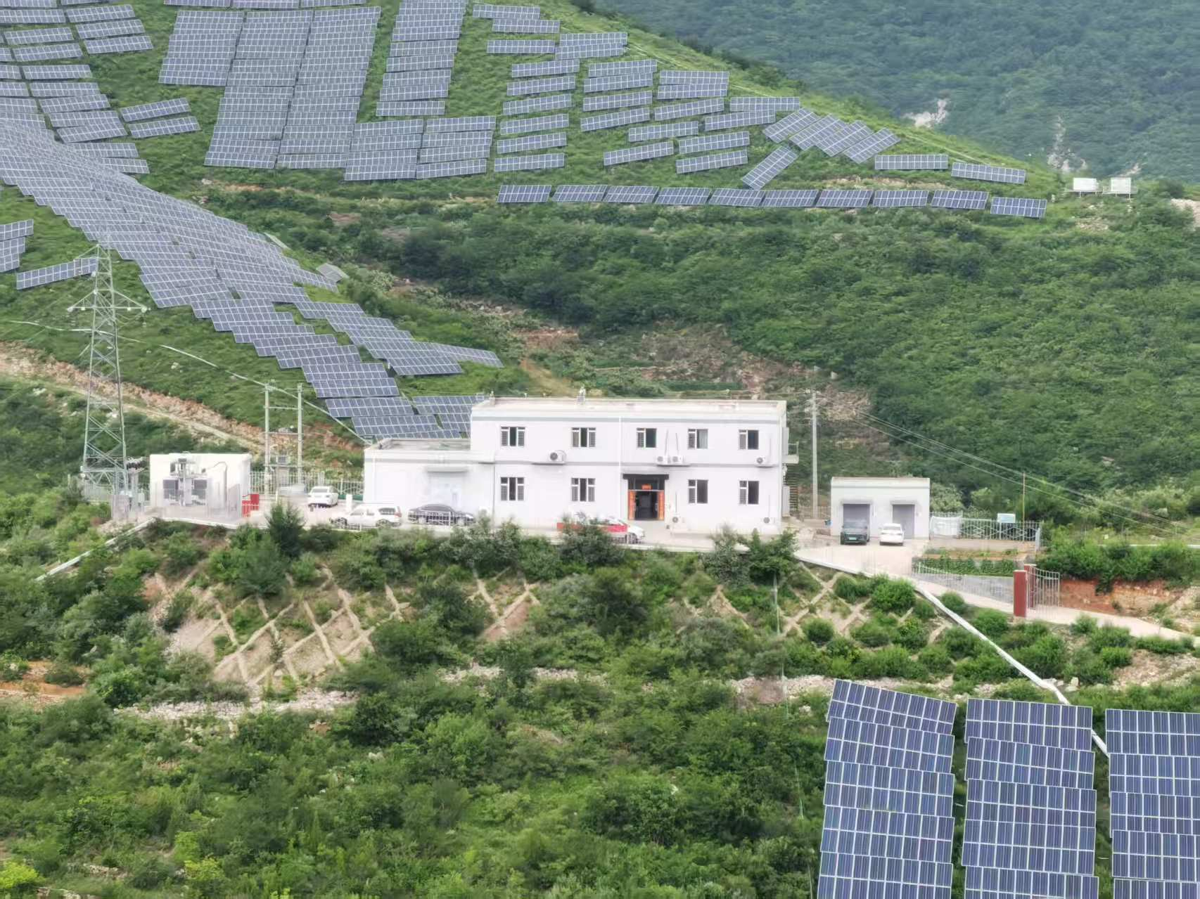 图为河北分公司陈杖子光伏电站 图为河北分公司陈杖子光伏电站